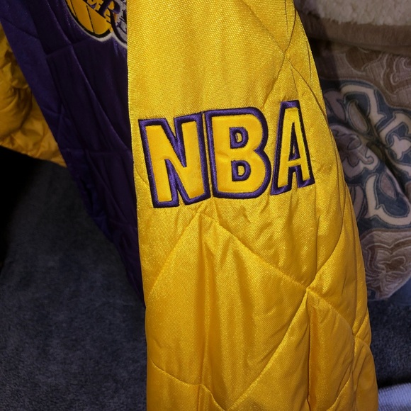 Reversible NBA Lakers windbreaker - Picture 2 of 6